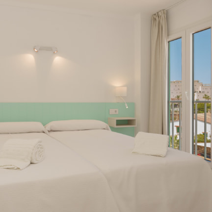 Habitación doble con balcón de los Apartamentos Andreas, en la Colonia de Sant Jordi, Mallorca